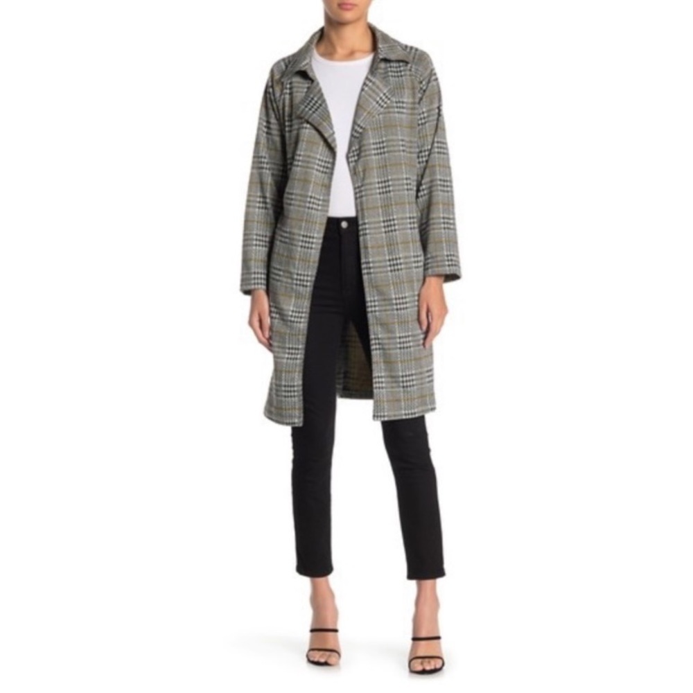 NWT Papillon plaid belted jacket size medium. Great for light wear and colors.